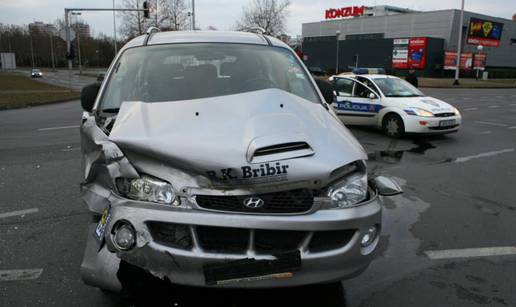 Sudarila se dva automobila i kombi, nema teže ozlijeđenih 