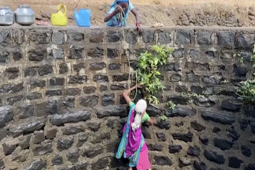 Indija: Žene vade vodu iz bunara