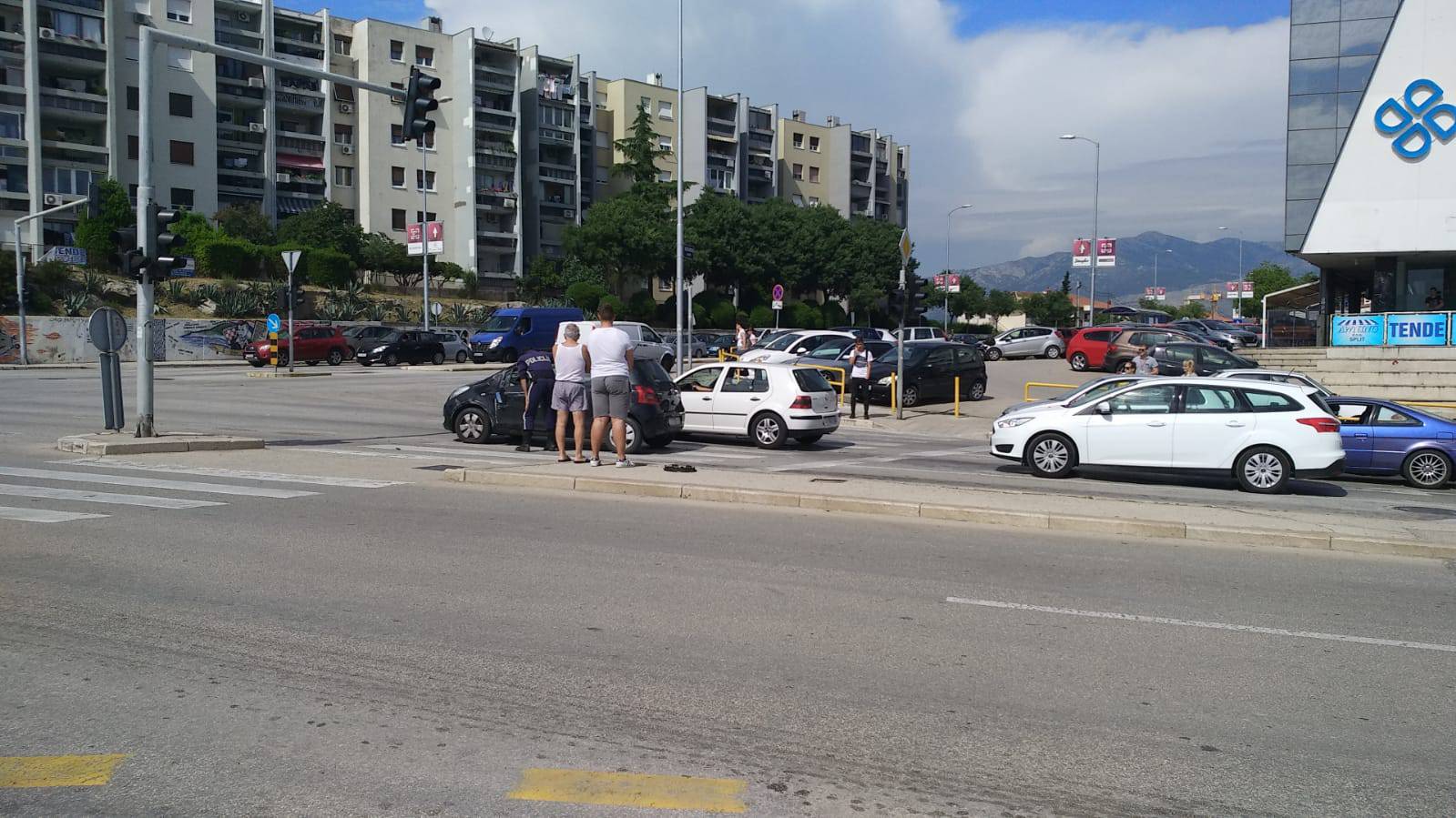 Splićani su dizali prevrnuti automobil da bi spasili ženu