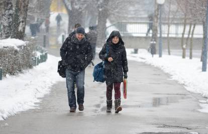 Snijeg pada u većini zemlje, na Jadranu je moguće nevrijeme