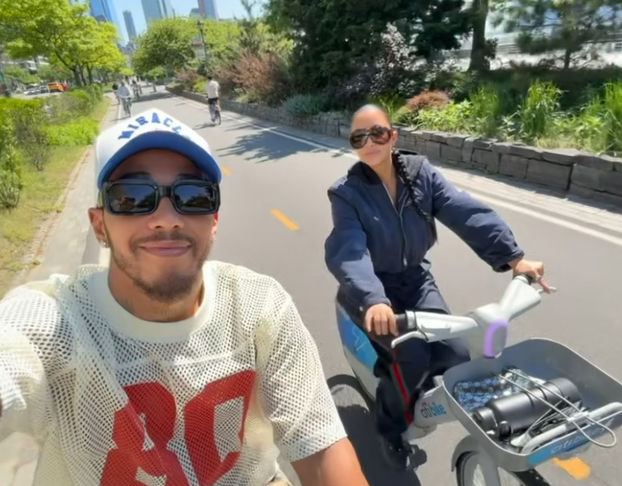 FOTO Kim na bajsu, Lewis ispred nje i urlik: Pa jel ona zna da za vikend ima utrku u Monacu