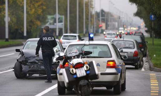 Buzin: Jedan ozlijeđen u sudaru tri auta i kamiona