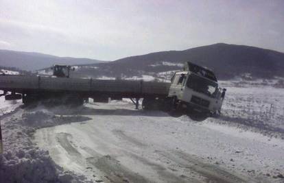 Snijeg i jak vjetar izazvali kaos na cestama u zemlji