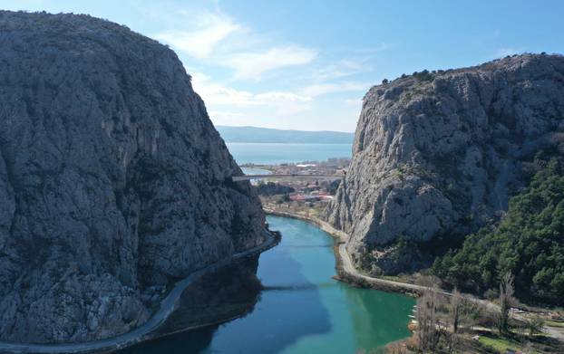 Pogled iz zraka: Spojen most u Omišu, traju zadnje pripreme za svečano otvorenje