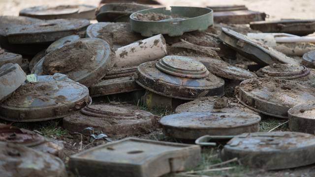 U Osijeku su pronašli streljivo i protutenkovske mine u polju