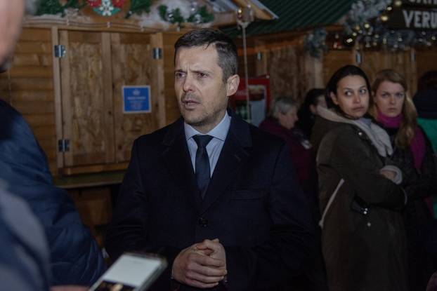 Građani Podgorice zapalili su svijeće za ubijene na Cetinju