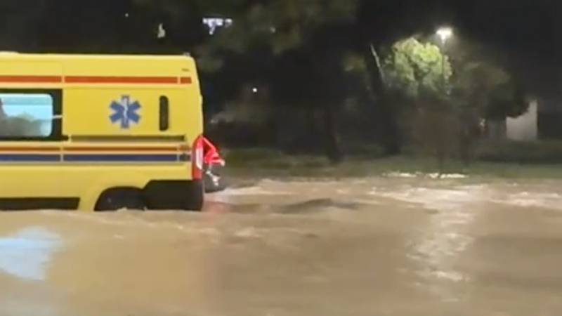 Kiša u Splitu poplavila ulice i stambene objetke: Vatrogasci imali pune ruke posla...