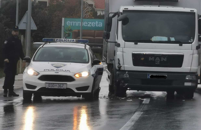 Kod Cavtata: Sudarili se policijski auto i teretno vozilo