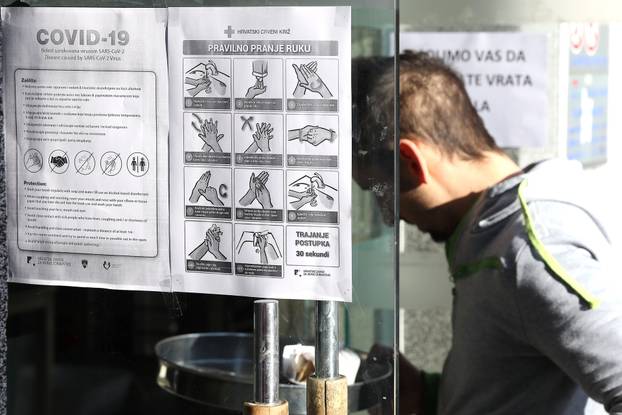 Zagreb: Na svim ulazima tržnice Dolac postavljene su upute za sprječavanje širenja koronavirusa