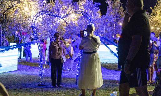 FOTO Fažana zablistala u tisuću nijansi plave boje u čast moru