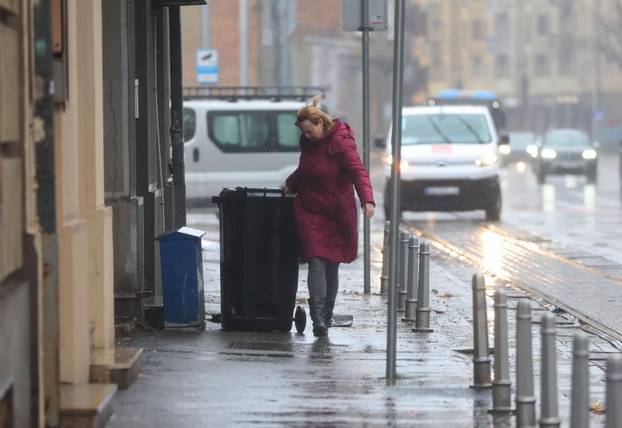 Zagreb:  Olujani vjetar stvara probleme u centru grada 