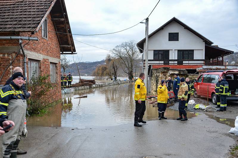 Dio Kostajnice pod vodom, neka sela odsječena: 'Danas bi vodni val trebao stići do Petrinje'