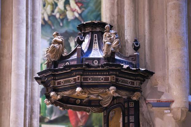 Zagreb: Andrej Plenković i mons. Dražen Kutleša obišli i razgledali obnovljenu unutrašnjost katedrale