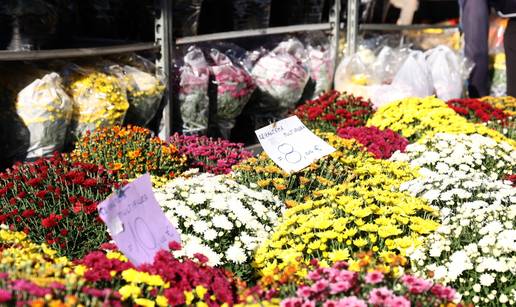 FOTO Pogledajte cijene cvijeća i cvjetnih aranžmana na tržnici u Šibeniku i Rijeci uoči Svih svetih