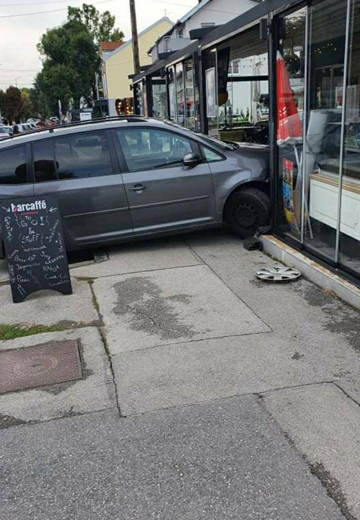 VIDEO U Dugom Selu autom je uletjela u kafić: 'Parkirala je'