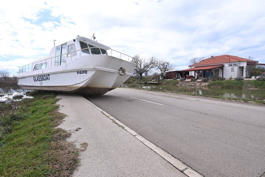 Brod i dalje nasukan na prometnici u Ninu