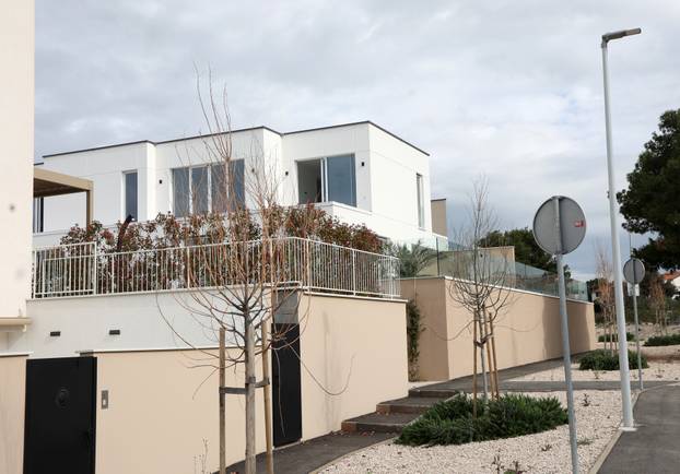 Šibenik: Novoizgrađene vile na plaži Rezalište u Brodarici