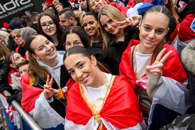 Zagreb: Počelo okupljanje građana za svečani doček rukometnih reprezentativaca nakon osvojene bronce na Europskom prvenstvu