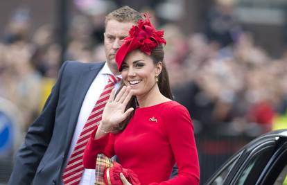 Kate u crvenoj haljini zasjenila kraljicu i razljutila Britance