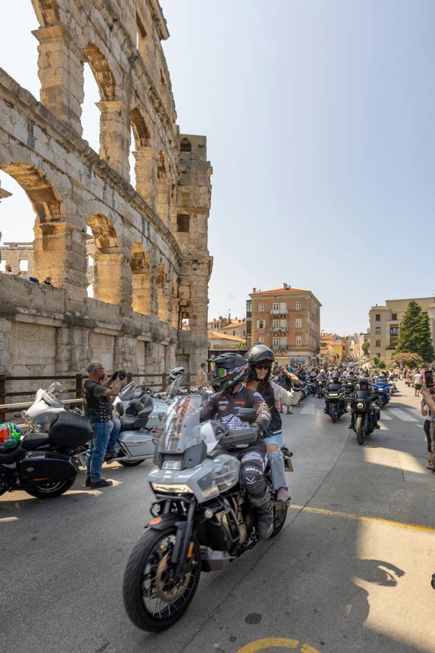 Nekoliko tisuća vlasnika Harley Davidsona prolazi kroz Pulu u defileu
