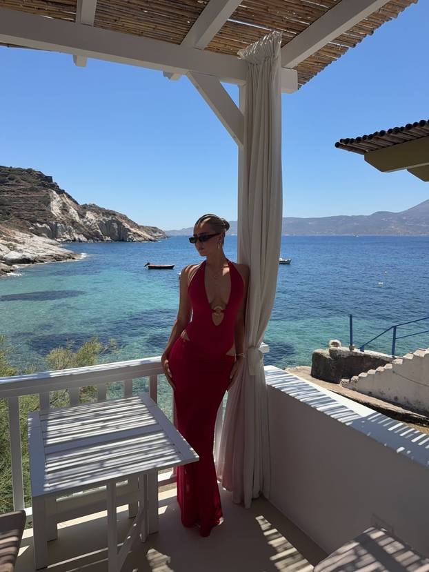 FOTO S 22 godine je postala seksi milijunašica, a godinama je skrivala mračnu tajnu