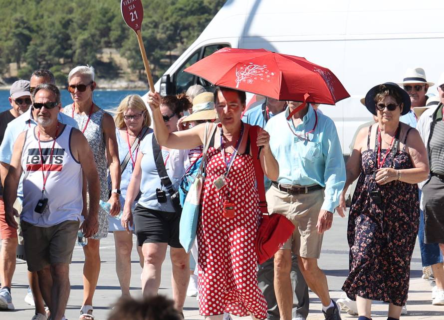 Turisti sa kruzera Viking sea razgledavaju Šibenik