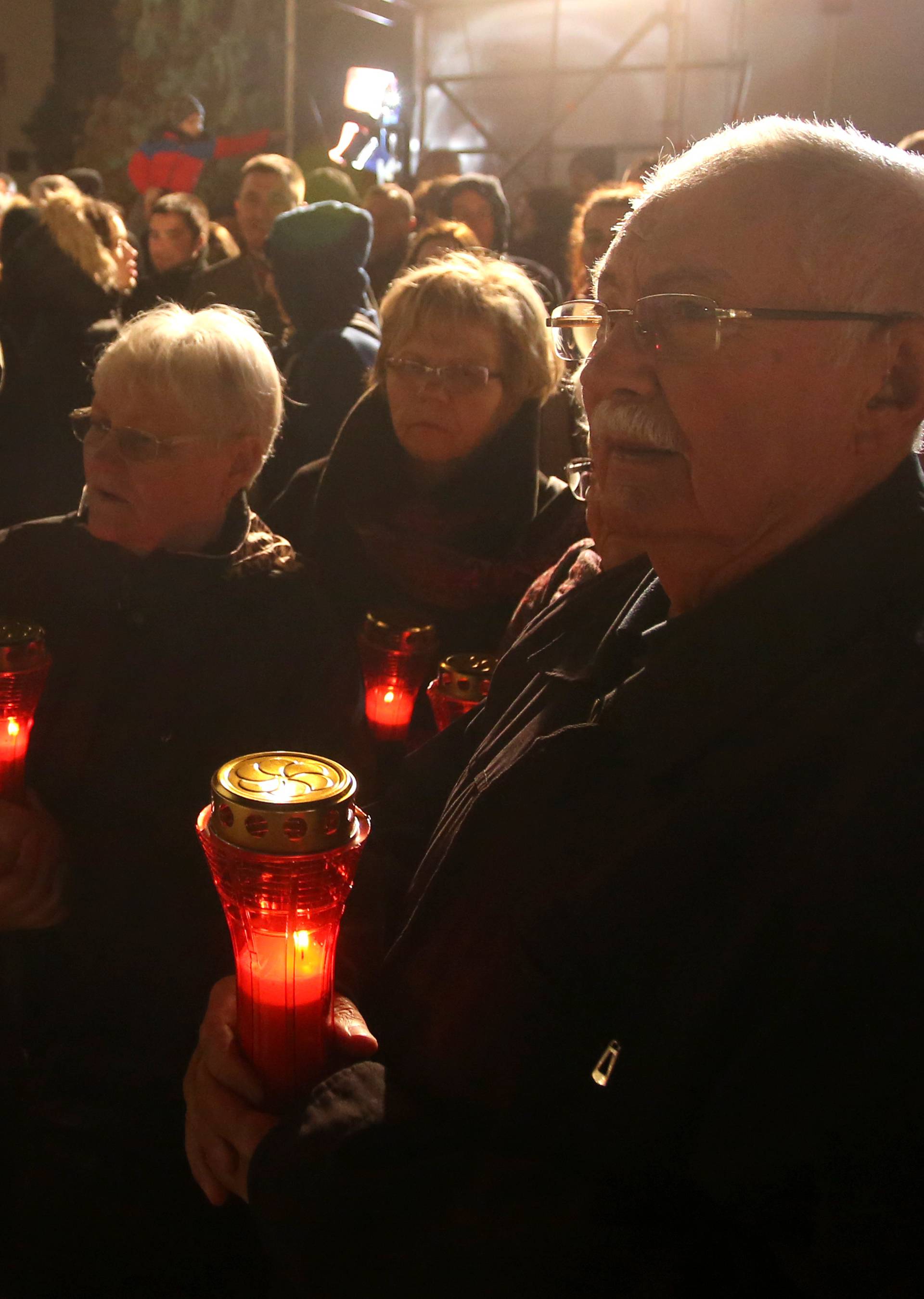 Zapalili tisuće svijeća u znak sjećanja na poginule i nestale
