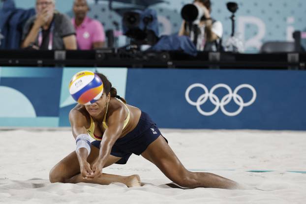 Beach Volleyball - Women's Gold Medal Match - Brazil vs Canada (Ana Patricia/Duda vs Melissa/Brandie)
