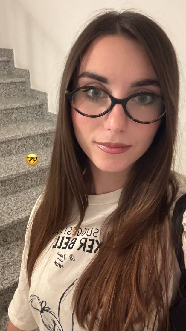 FOTO Zbog nje bi svi u zaleđe. Tange i zastavica su joj rekviziti