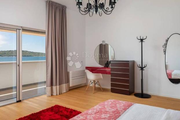 FOTO Ova luksuzna vila kod Šibenika ima čak dva bazena, a prodaje se za 5 milijuna eura