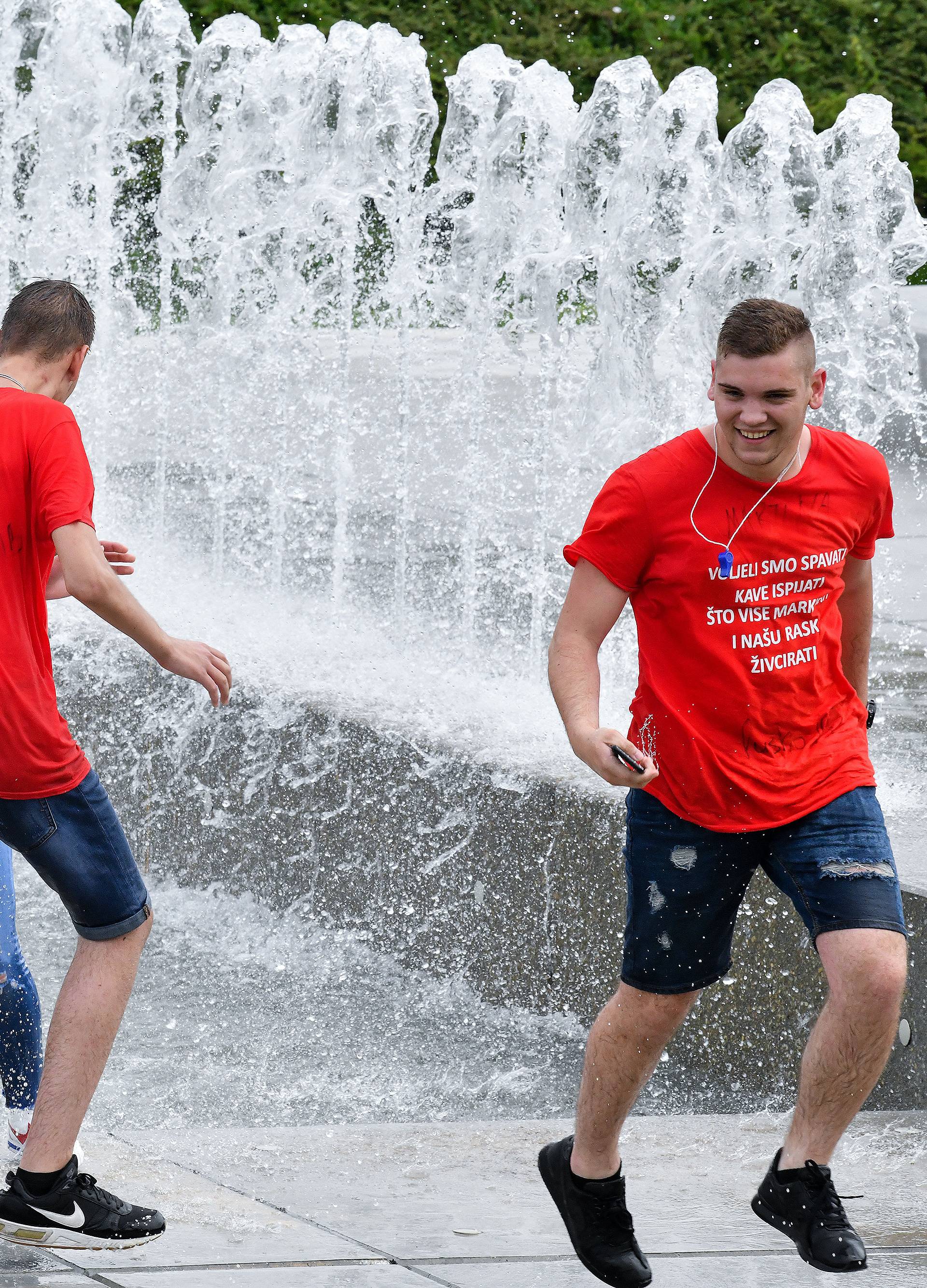 U Rijeci bacili dimnu bombu, u Zagrebu skakali u Manduševac