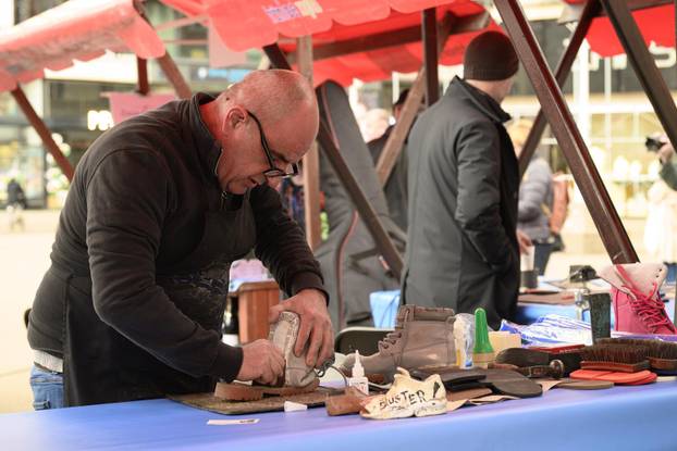 Zagreb: U okviru akcije "Majstori održivosti - sačuvaj, ne bacaj!" povodom Dana planeta Zemlje, obrtnici besplatno popravljali stvari