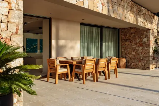 FOTO Prekrasna vila na Hvaru dobila je nagradu za dizajn - neprimjetno uranja u okoliš