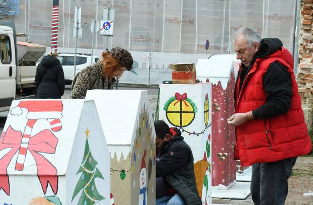 Sisak: Postavljanje adventskih kućica koje su napravila djeca