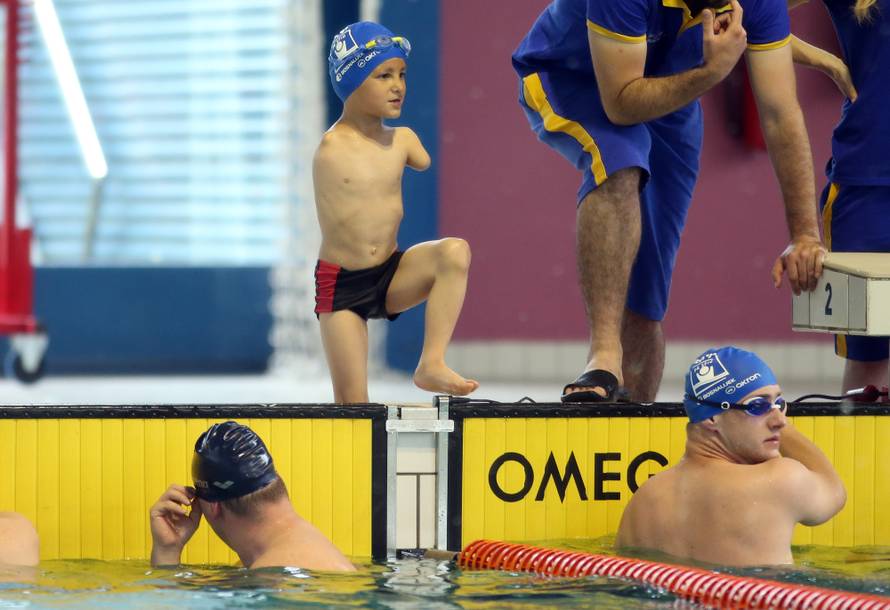 Dječak bez ruku osvojio zlatnu medalju: 'Njemu je bazen sve'