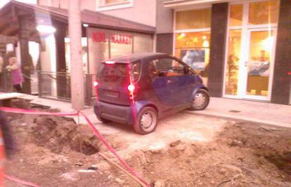 Radnici iskopali rupu oko parkiranog Smarta 