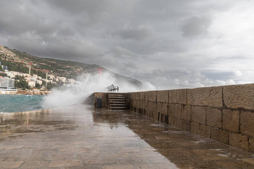 Dubrovnik: Potraga za tijelom muškarca kojeg su povukli valovi je obustavljena