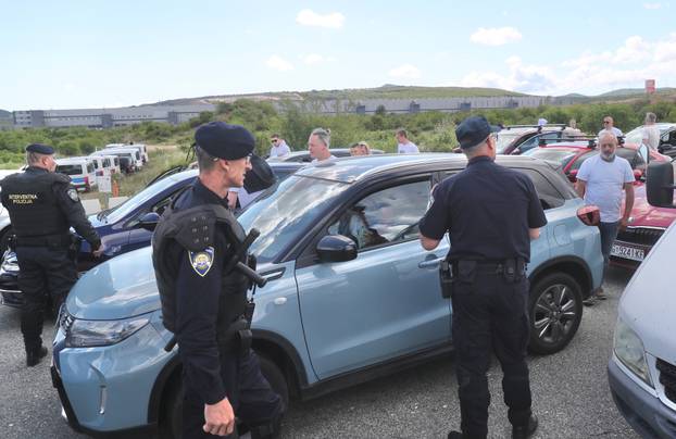 Navijači Rijeke na izlazu Dugopolje uz policijsku pratnju nastavljaju prema Poljudu