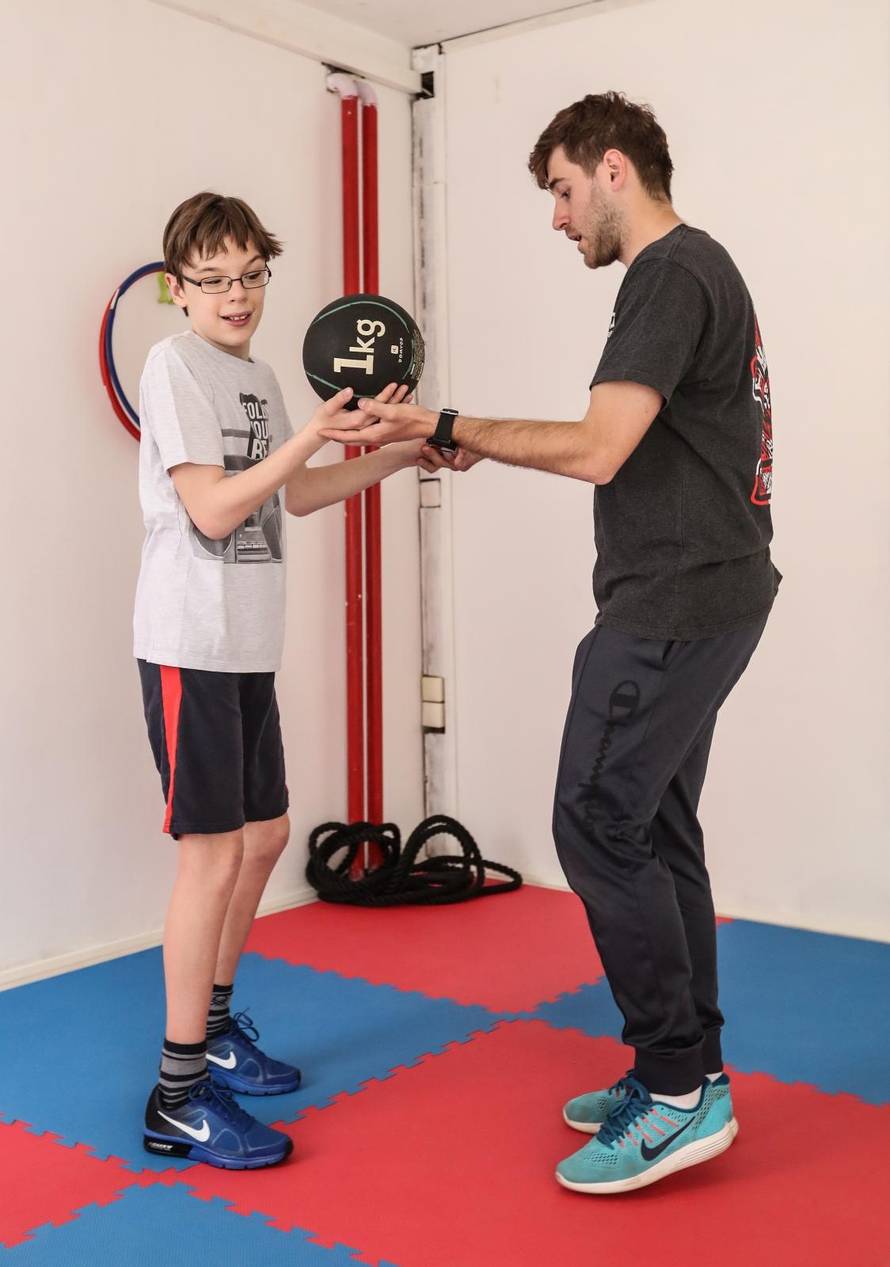 Viktor (13) se protiv autizma lakše bori treniranjem tenisa