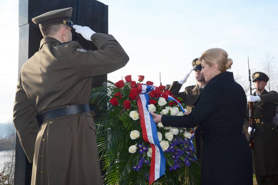 BaÄin: Kolinda Grabar-KitaroviÄ poloÅ¾ila cvijeÄe na spomen obiljeÅ¾je poginulim mjeÅ¡tanima