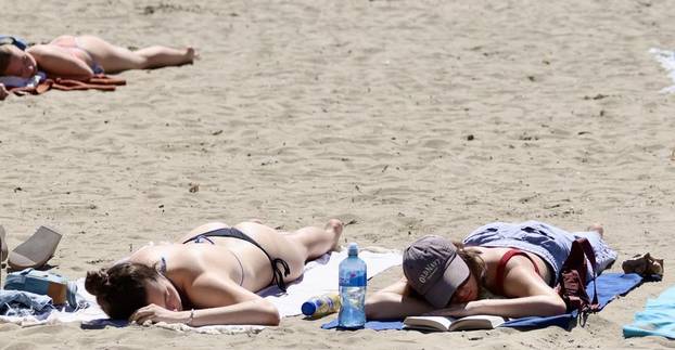Split: Sunčanje na Bačvicama.
