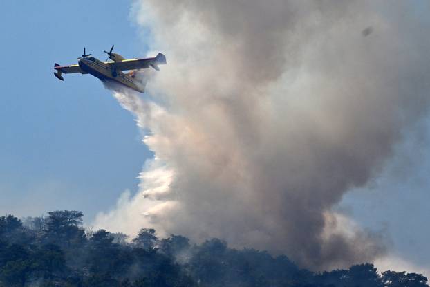 FOTO Kanaderi cijeli dan u akciji: Pogledajte kako gase požare diljem Dalmacije