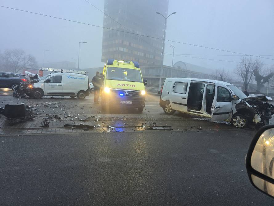 VIDEO Kaos na Savskoj: Sudar kod Vjesnika, preusmjerili su tramvaje. Niz nesreća u Zagrebu