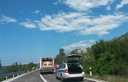 Smetlari skupljali smeće: Autom se zaletio u njihov kamion