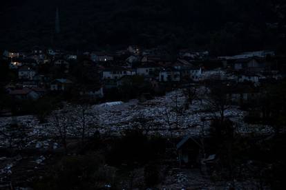 Jezive fotografije: Jablanica je u mraku. Tek pokoja kuća svijetli