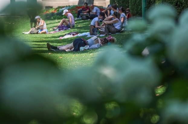 Zagreb: Centar grada tijekom blagdana, građani uživaju u hladu Zrinjevca