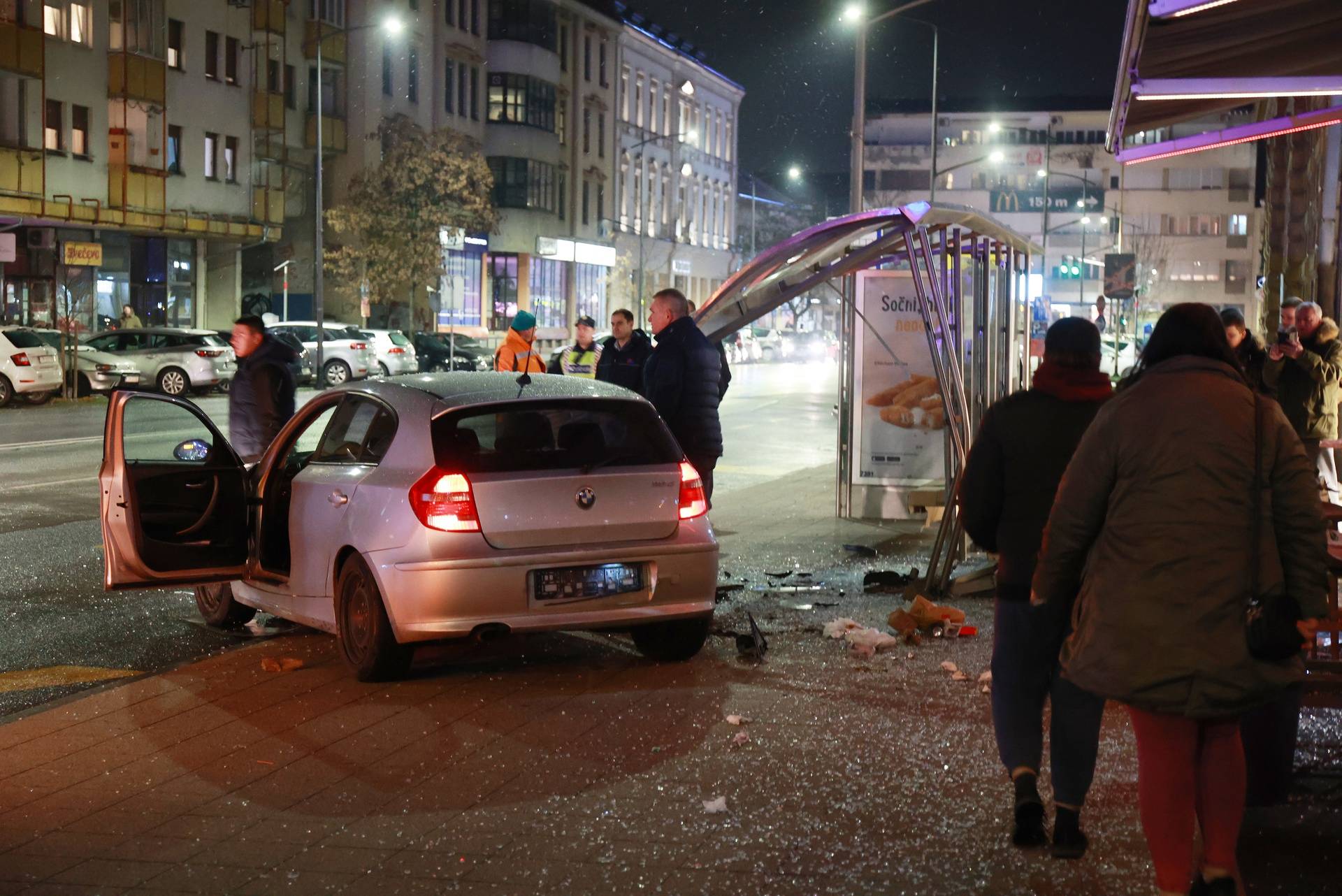 Kaos u centru Osijeka: BMW-om pokosio autobusnu stanicu