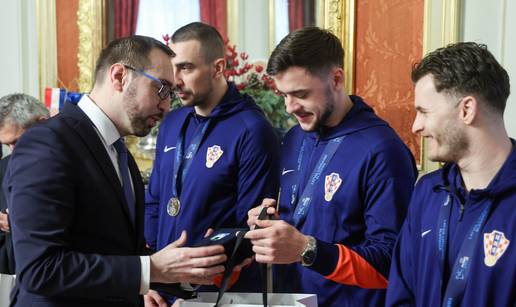 Tomislav Toma&scaron;evi&cacute; je primio bron&ccaron;ane futsala&scaron;e te &ccaron;estitao
