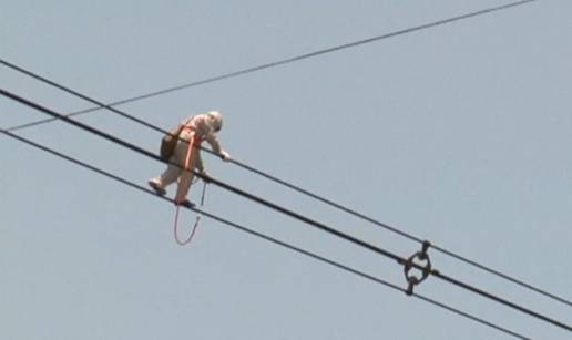 Oduzet će vam dah: Električar hoda po vodovima pod naponom