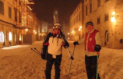 Po Stradunu sa skijama, a dijelovi grada su bez struje